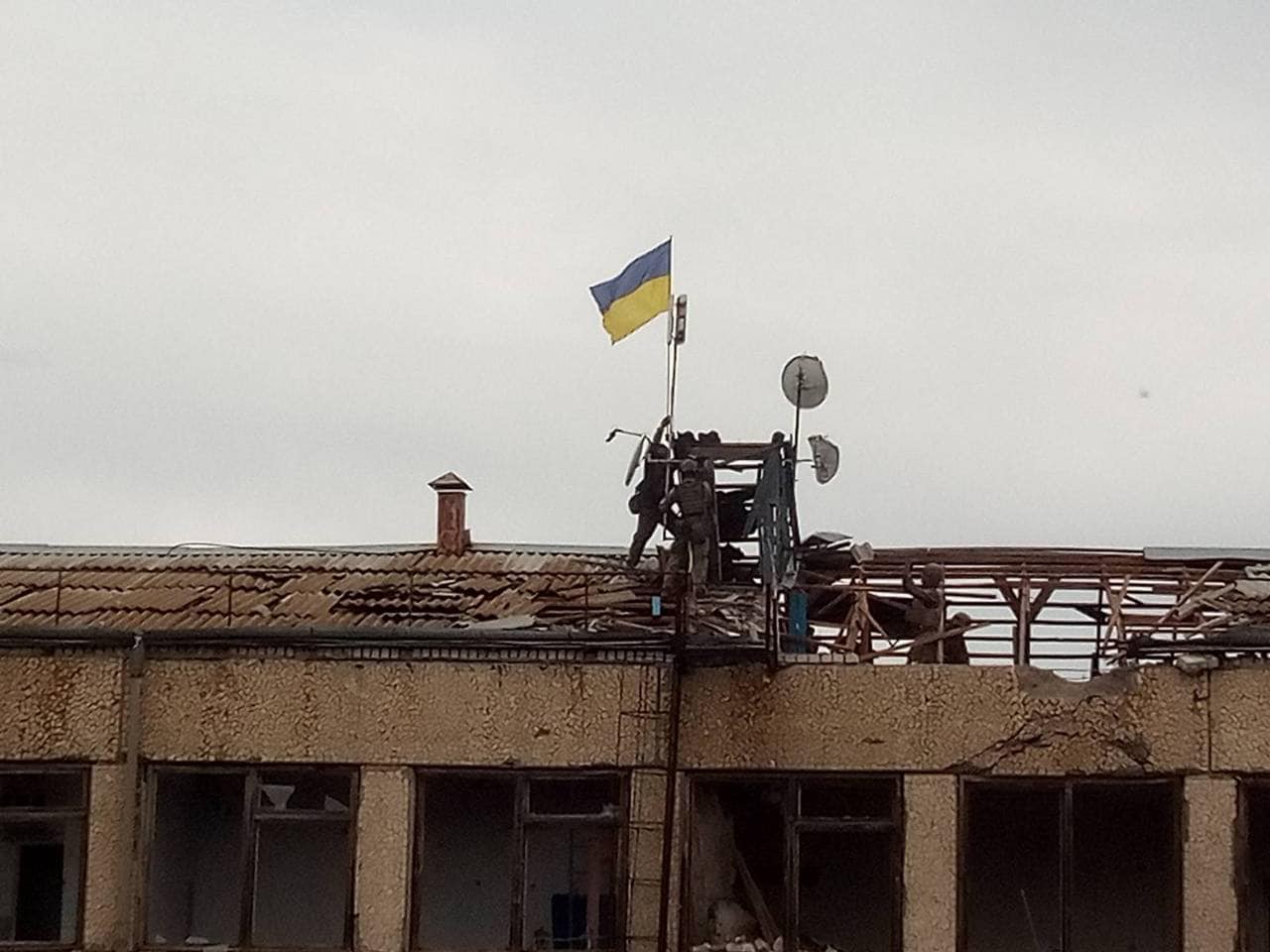 Над звільненою Миролюбівкою у Херсонській області підняли прапор України. ФОТО